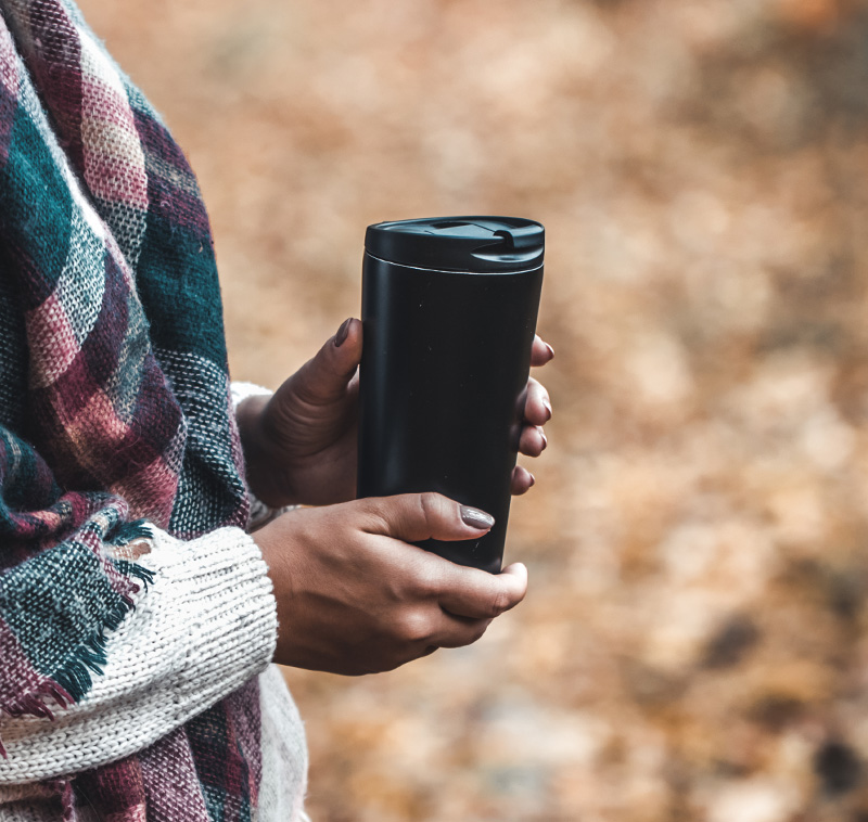 Taza de viaje con café aislado
