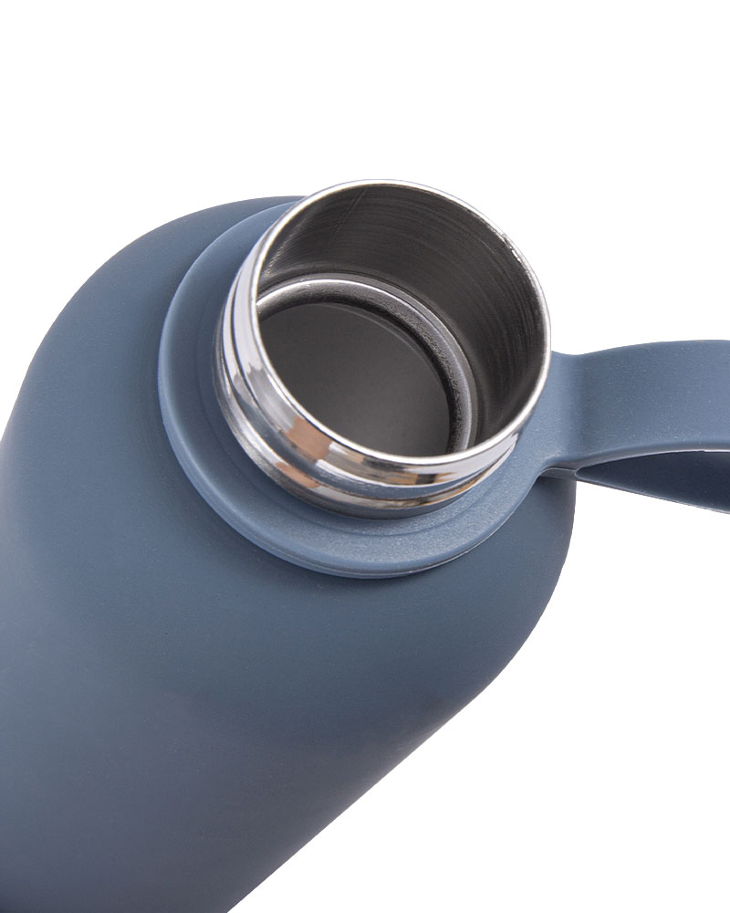 Botella de agua deportiva portátil con aislamiento de acero inoxidable y acabado mate